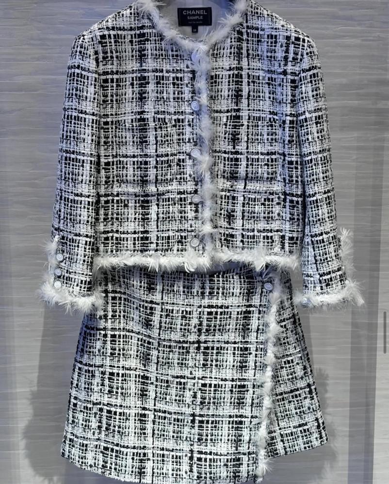 2025 CHANEL TWEED FEATHERS SHORTS  شورت شانيل تويد ريش أبيض أسود
