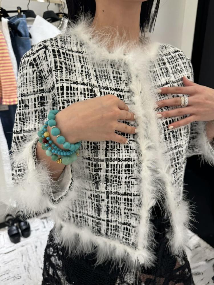 2025 CHANEL TWEED FEATHERS JACKET جاكيت شانيل تويد ريش أبيض أسود