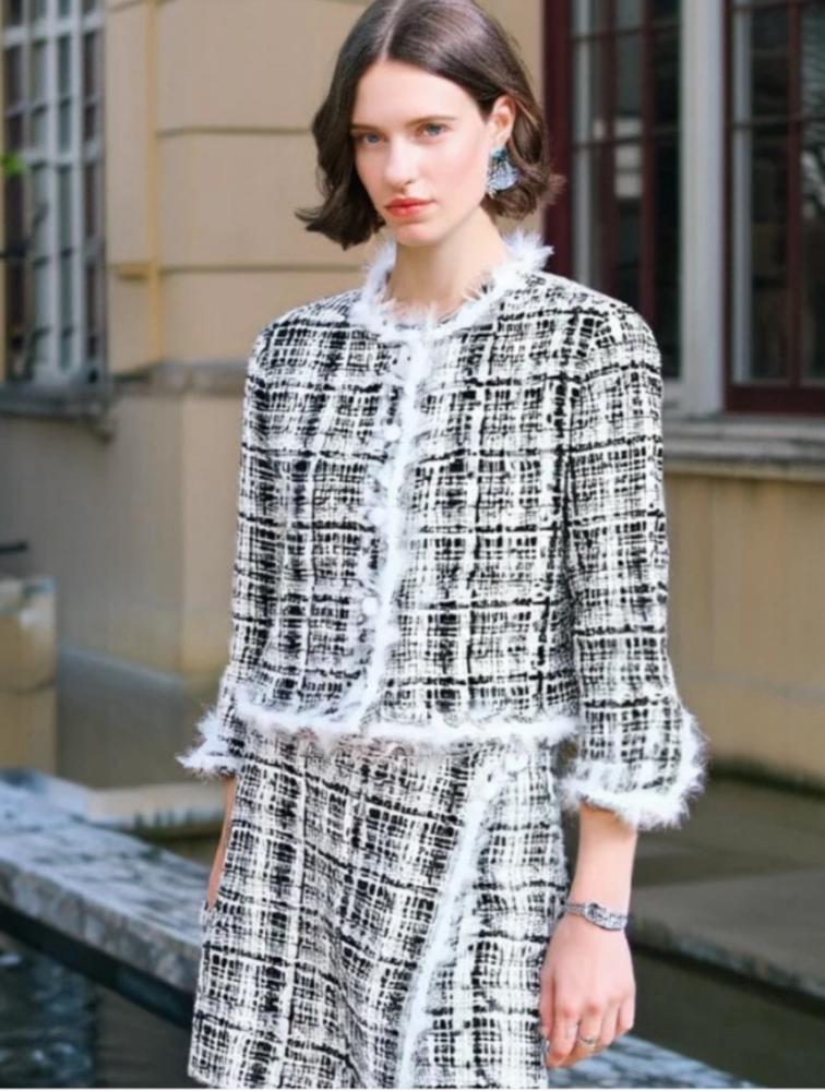2025 CHANEL TWEED FEATHERS JACKET جاكيت شانيل تويد ريش أبيض أسود