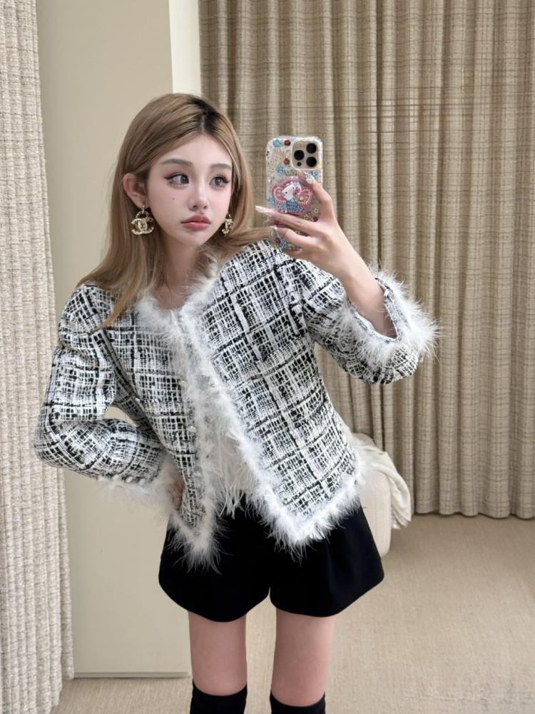 2025 CHANEL TWEED FEATHERS JACKET جاكيت شانيل تويد ريش أبيض أسود