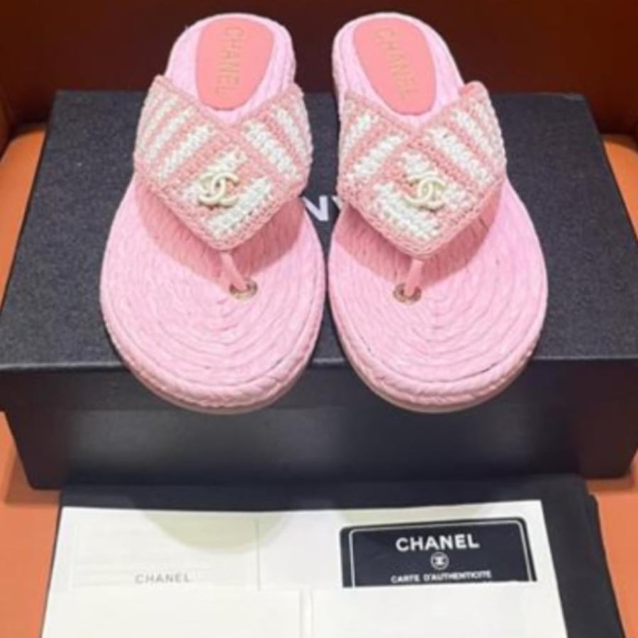 the chanel coco beach 2024 pink thongs Shoes
