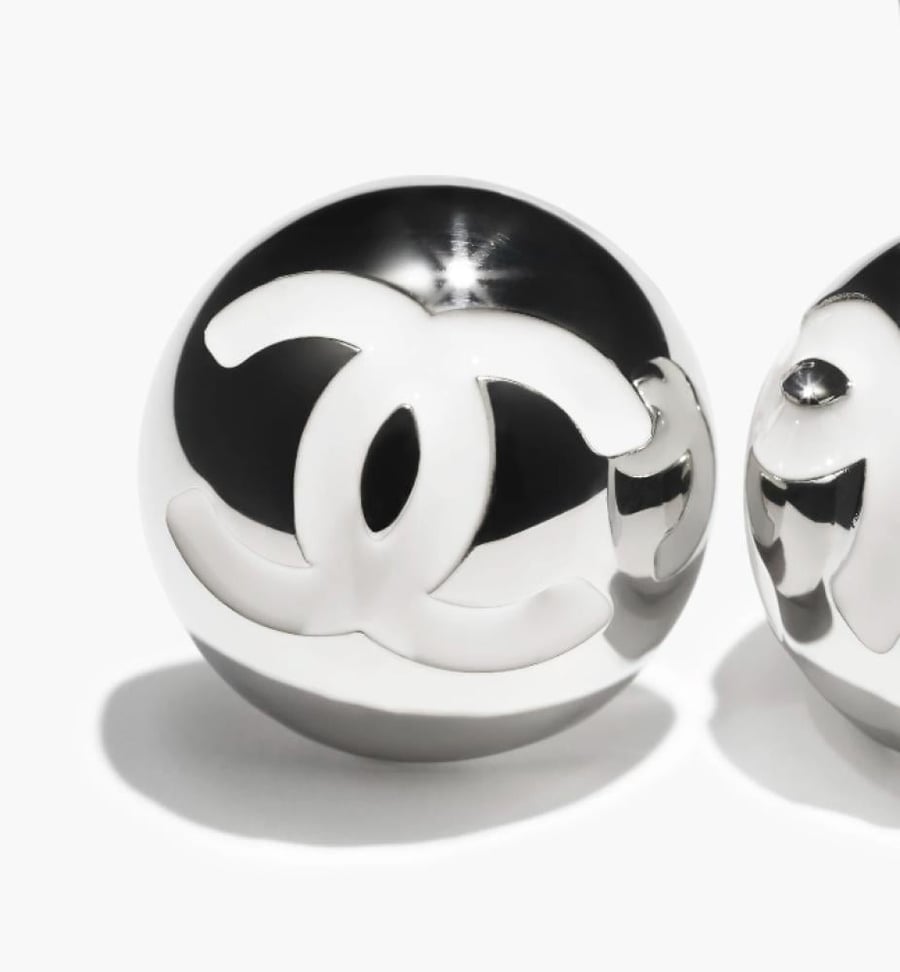 CHANEL CRUISE 2025 STUD EARRINGS 2025 أقراط شانيل غلق مسمار فضي أبيض