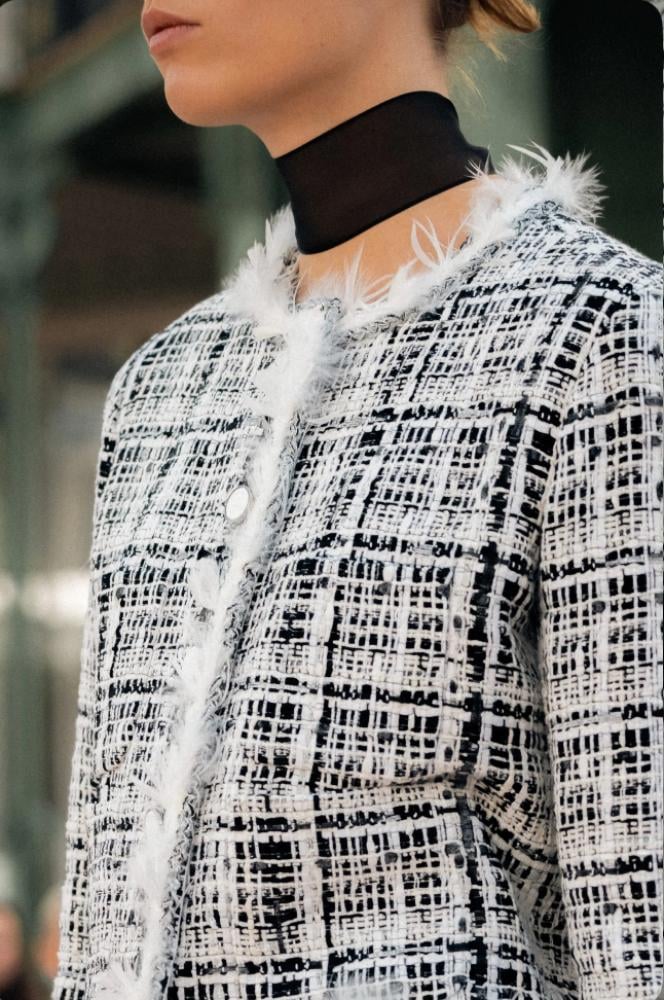 2025 CHANEL TWEED FEATHERS JACKET جاكيت شانيل تويد ريش أبيض أسود
