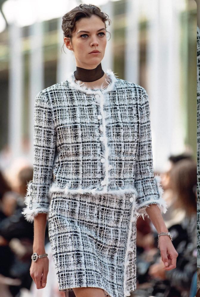 2025 CHANEL TWEED FEATHERS JACKET جاكيت شانيل تويد ريش أبيض أسود