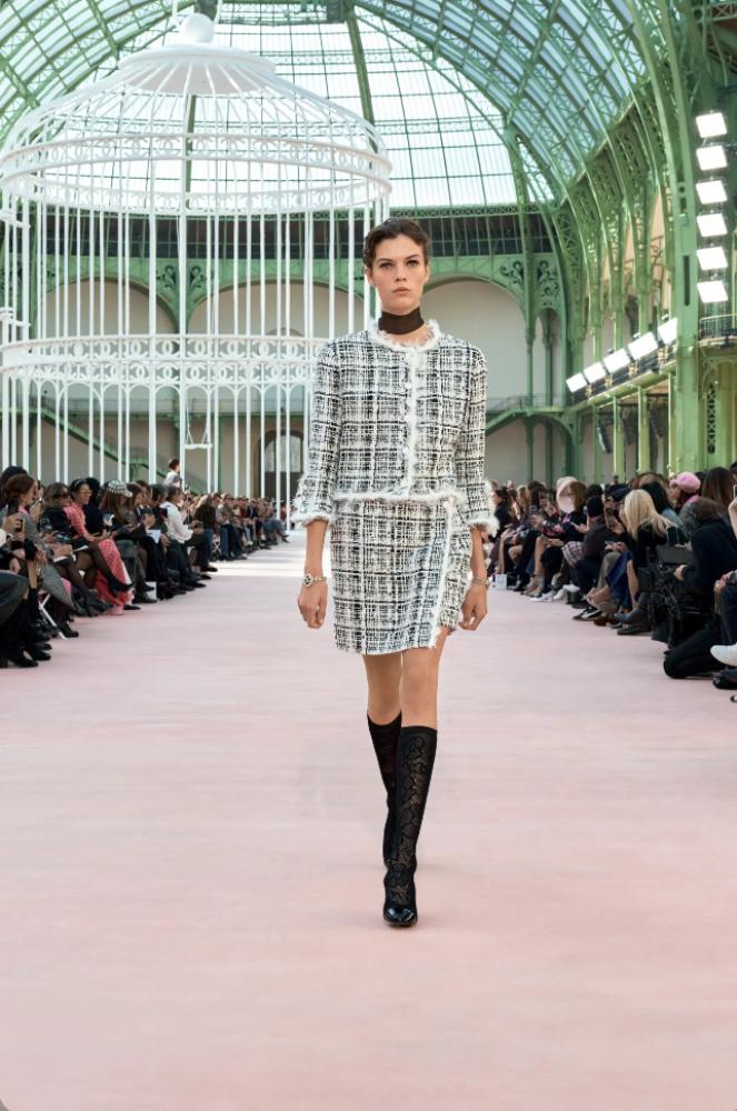 2025 CHANEL TWEED FEATHERS SHORTS  شورت شانيل تويد ريش أبيض أسود