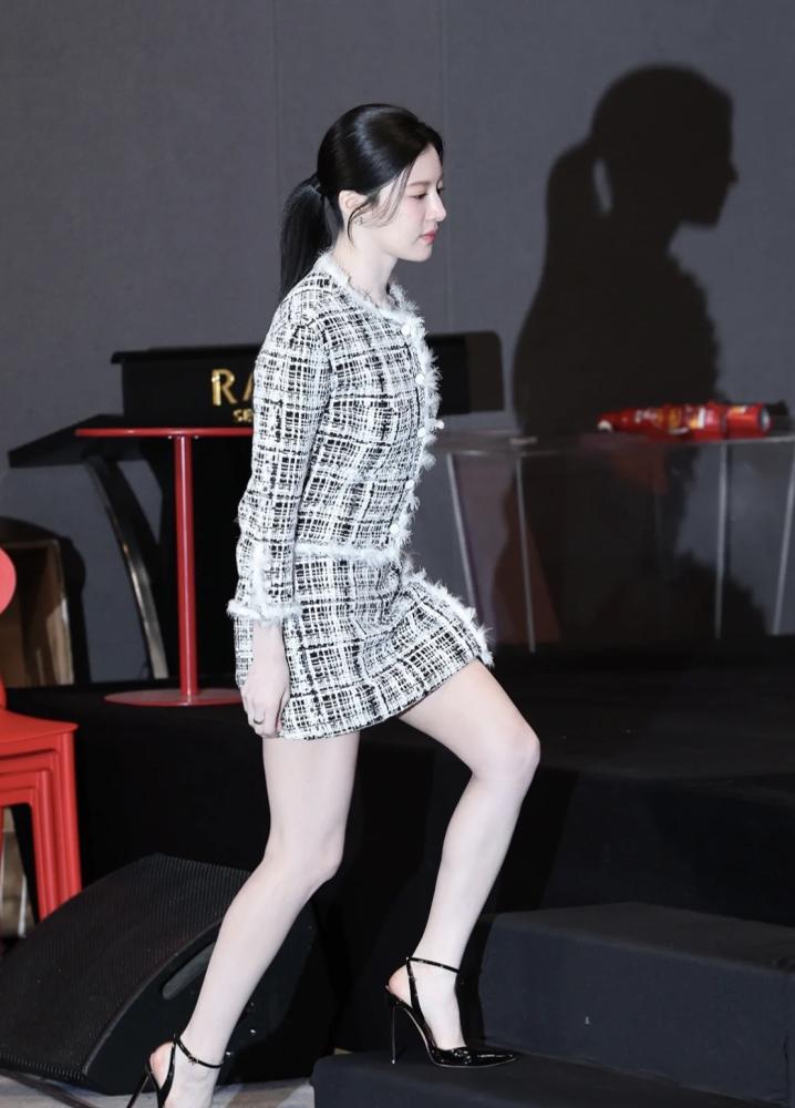 2025 CHANEL TWEED FEATHERS JACKET جاكيت شانيل تويد ريش أبيض أسود