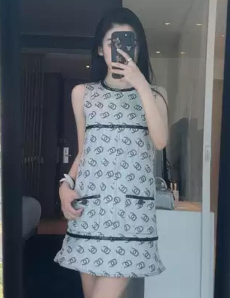 CHANEL GRAY DENIM DRESS 2025 فستان شانيل دينم رمادي أسود بطبعات