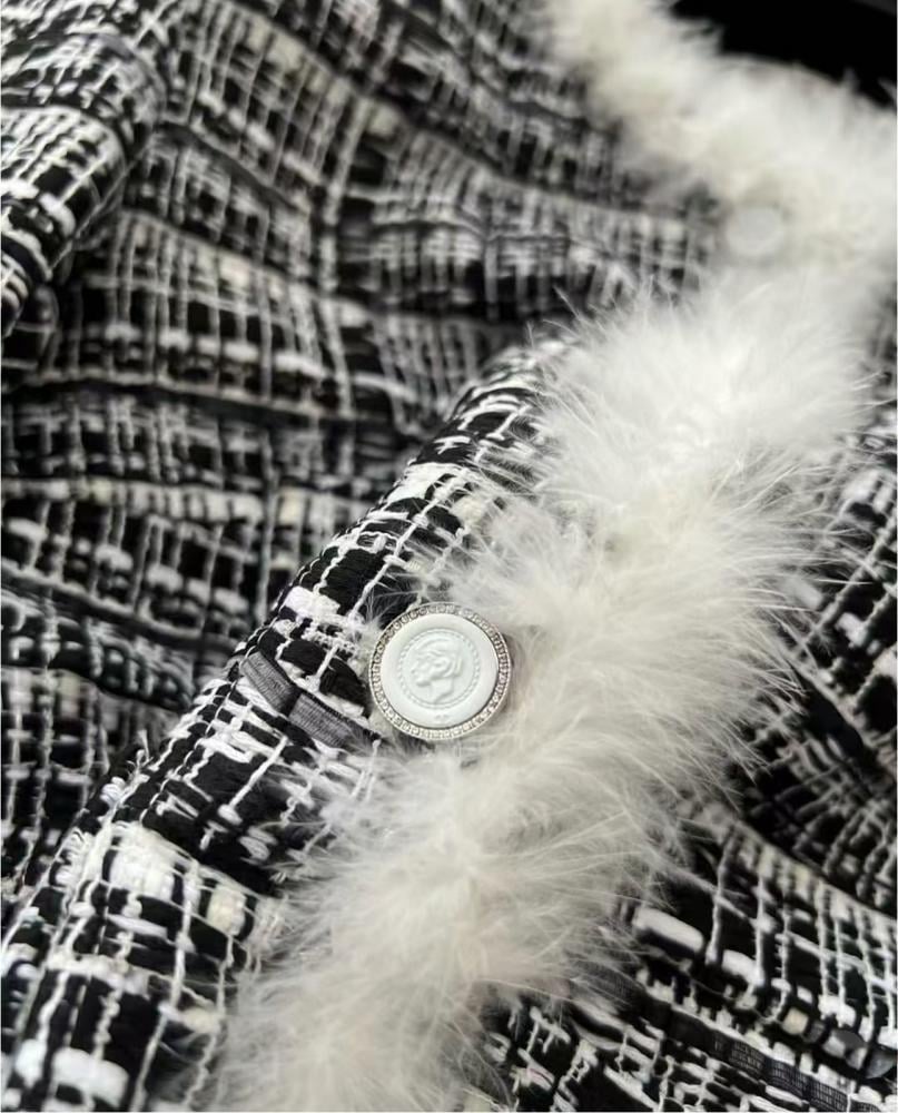 2025 CHANEL TWEED FEATHERS JACKET جاكيت شانيل تويد ريش أبيض أسود