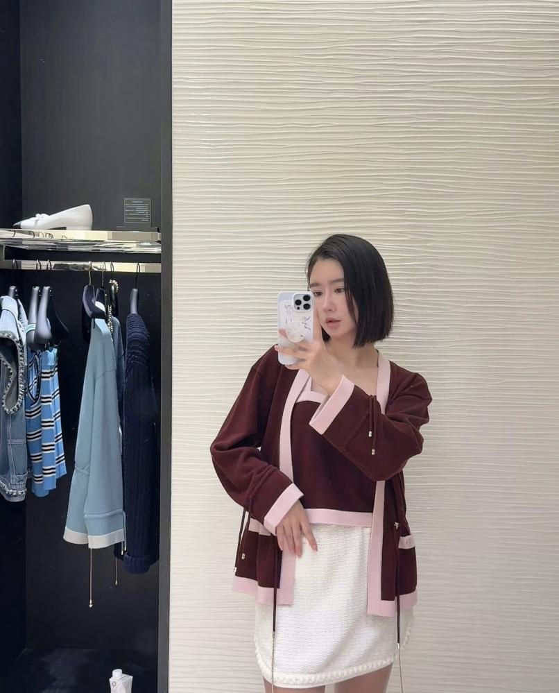 2025 قميص شانيل توب برغندي وردي CHANEL BURGUNDY PINK TOP