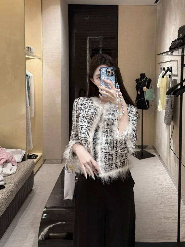 2025 CHANEL TWEED FEATHERS JACKET جاكيت شانيل تويد ريش أبيض أسود