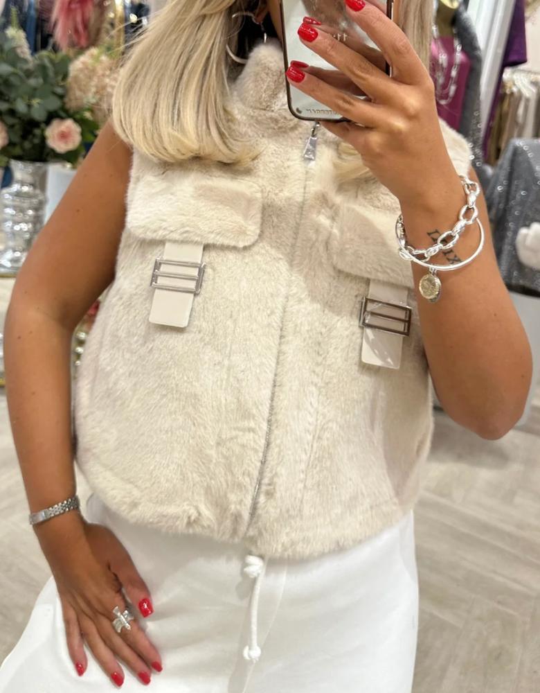 Fendi white fur Vest  جيلية فندي فرو أبيض مع معدن ذهبي FF