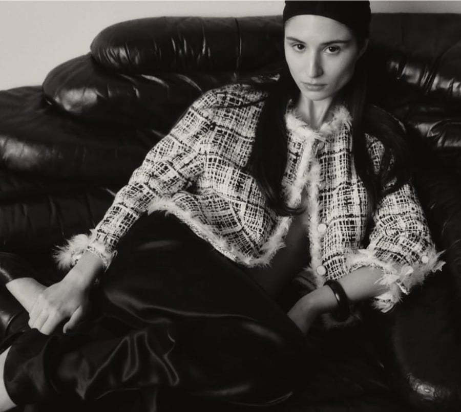 2025 CHANEL TWEED FEATHERS JACKET جاكيت شانيل تويد ريش أبيض أسود