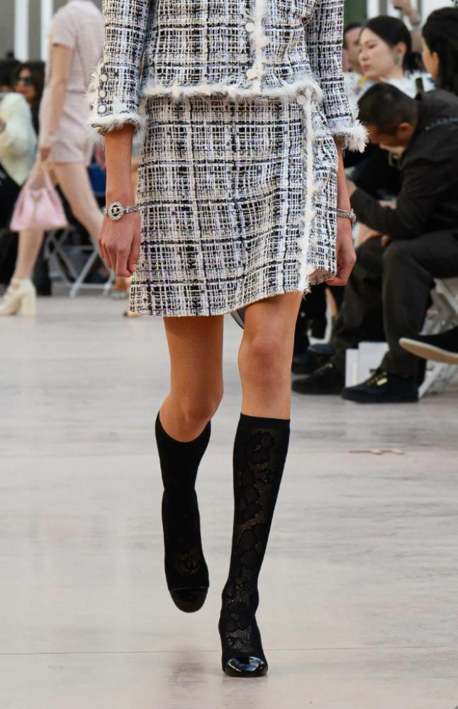 2025 CHANEL TWEED FEATHERS SHORTS  شورت شانيل تويد ريش أبيض أسود