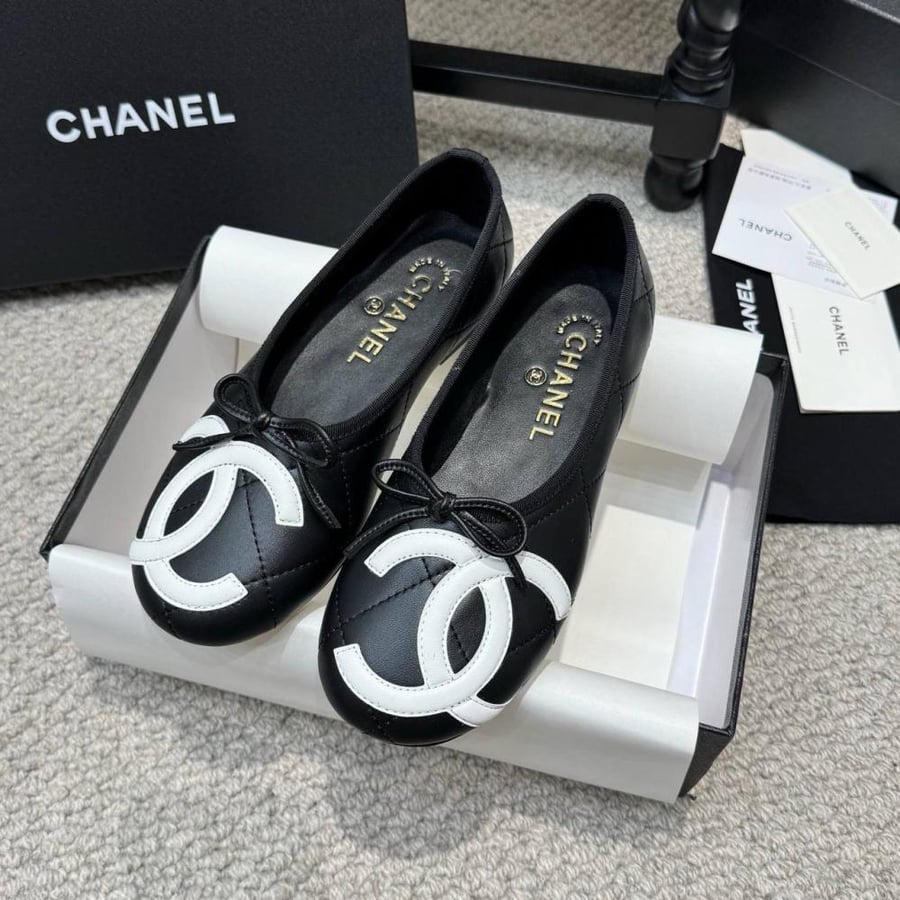 Chanel Coco Beach Ballerina 2026  جزمة شانيل باليرينا جلد أبيض أسود
