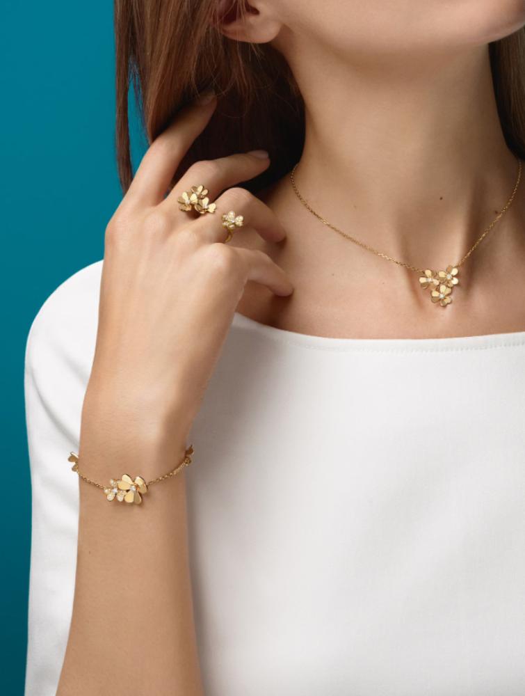 Van Cleef Frivole gold pendant necklace