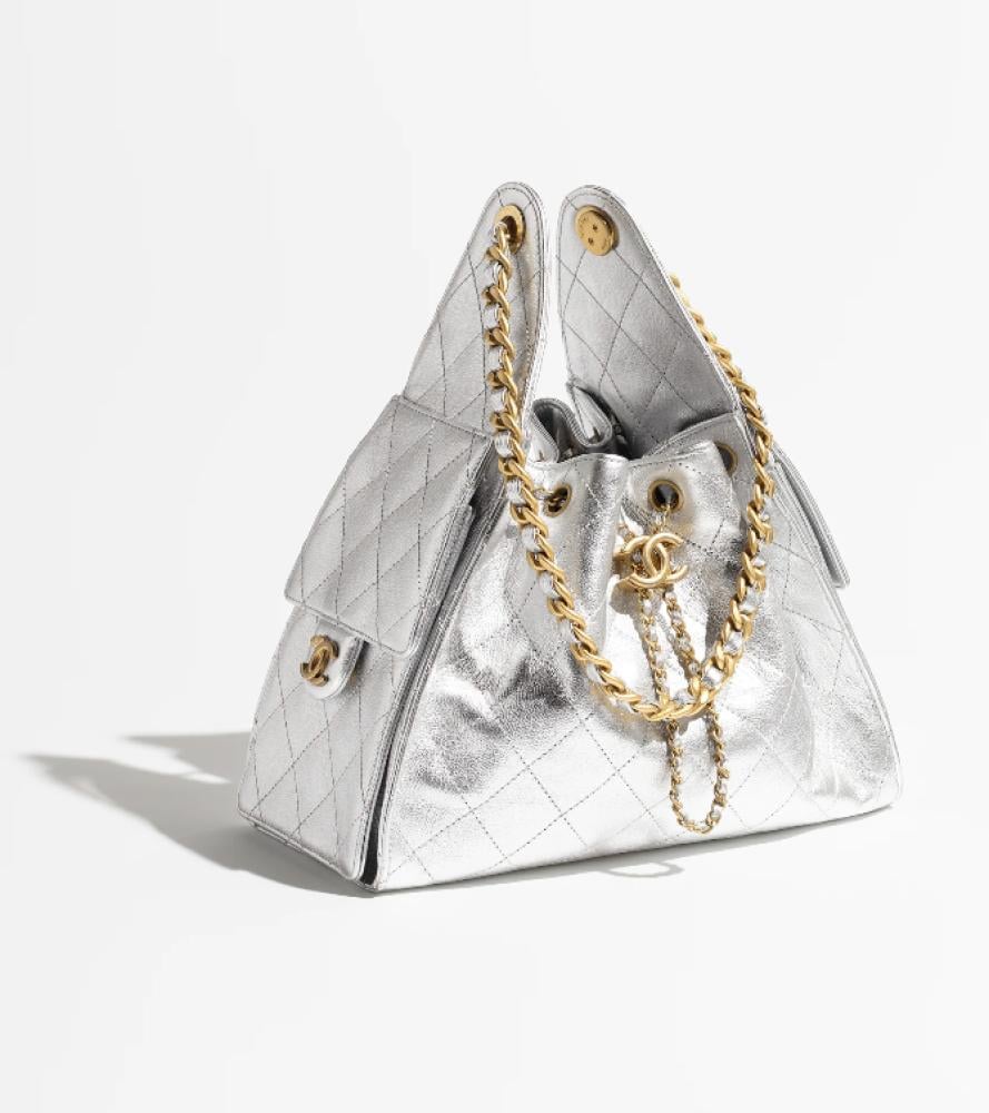 THE CHANEL 25 SILVER HANDBAG CHANEL 25 حقيبة شانيل جلد فضي معدن ذهبي