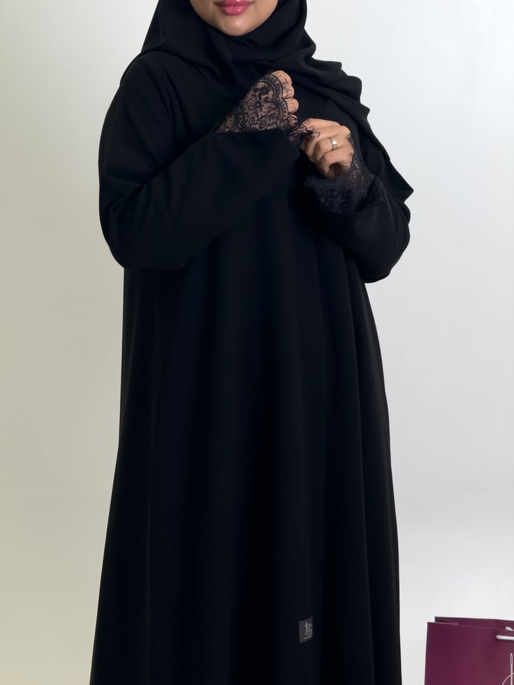 عباية بـ اكمام دانتيل