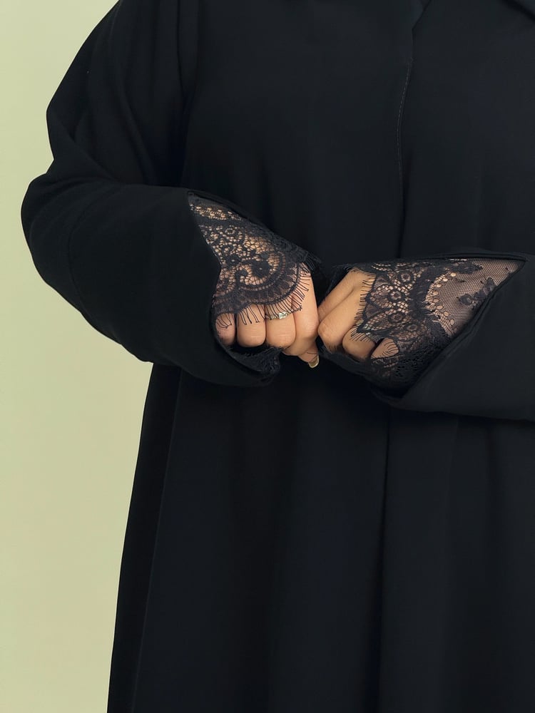 عباية بـ اكمام دانتيل
