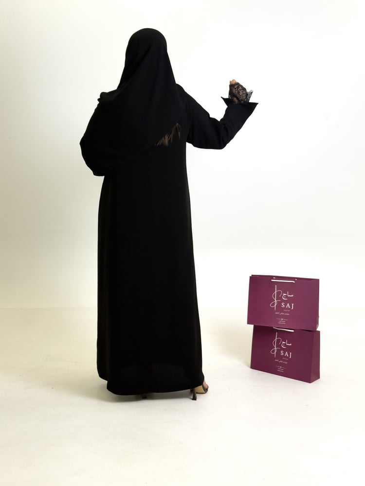عباية بـ اكمام دانتيل