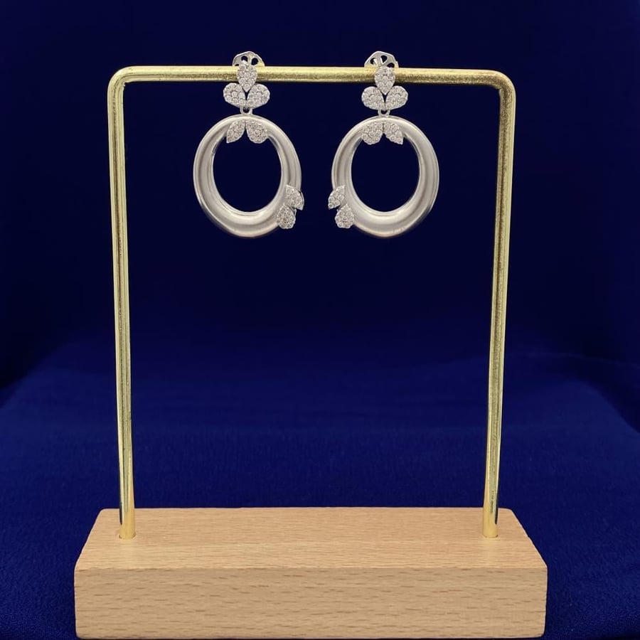 18-karat gold earrings, weighing 6.62 grams