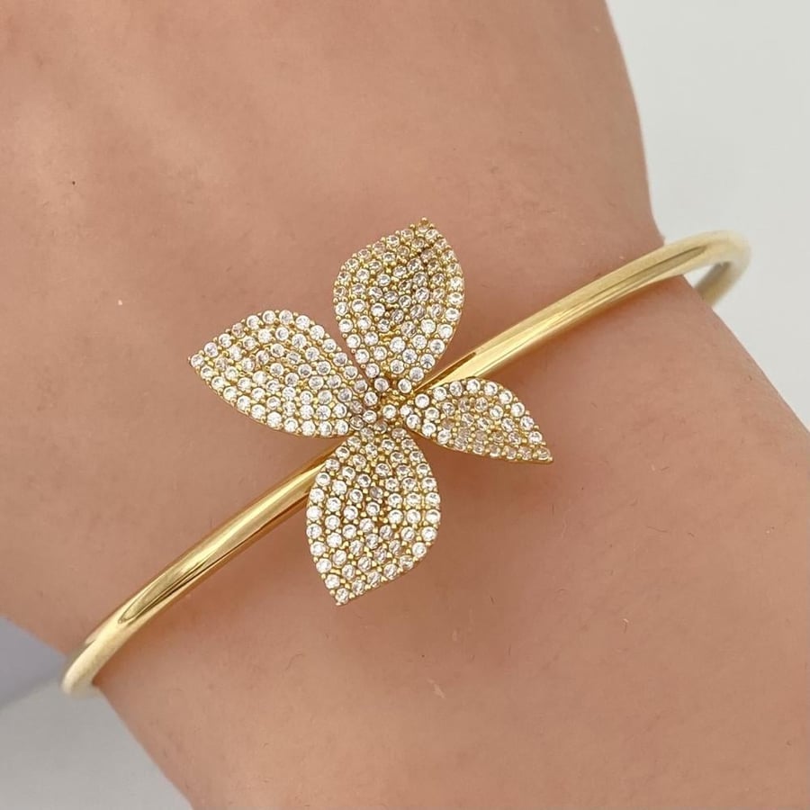 18k gold Paxal bracelet weighing 7.55 grams, set with crystal studs
