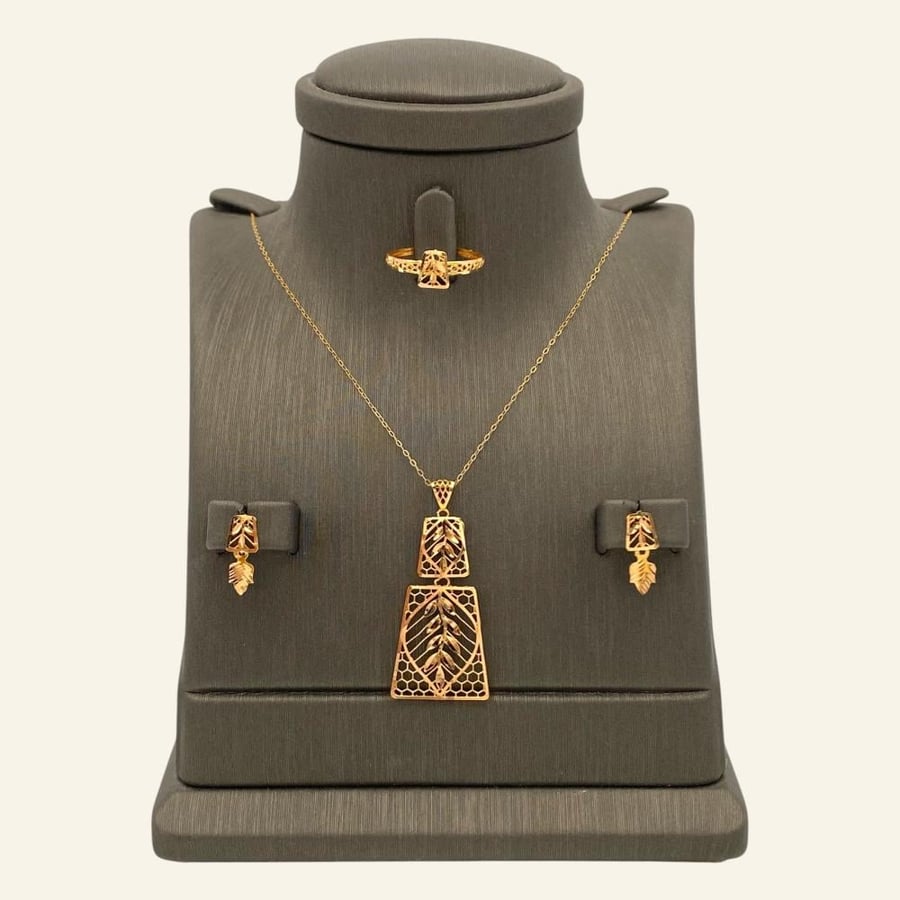 Half a set of 21-karat gold weighing 4.40 grams