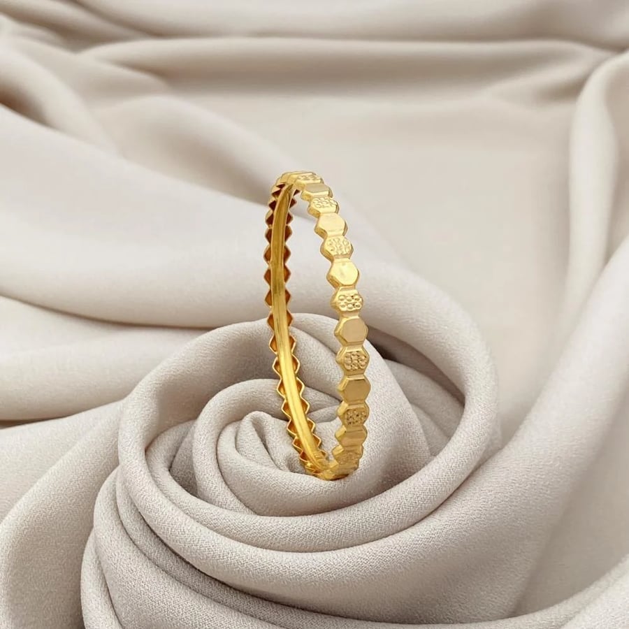 Children's gold bangles, 21 karat, weighing 6.78 grams