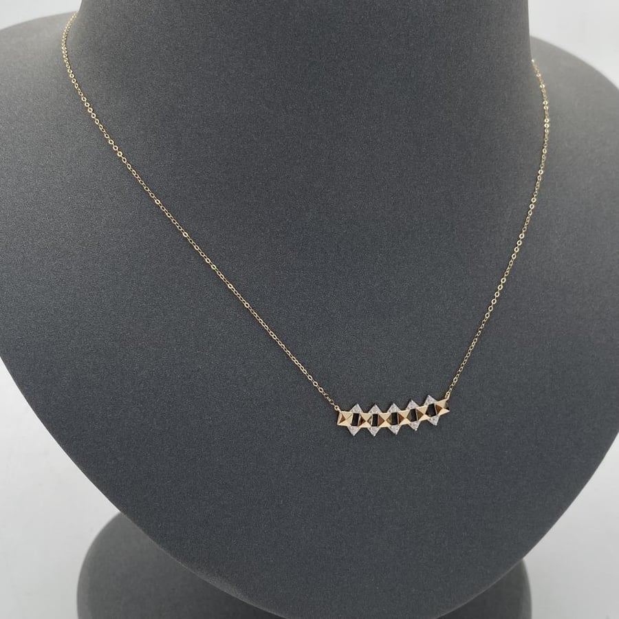 18-karat gold necklace, weighing 1.26 grams