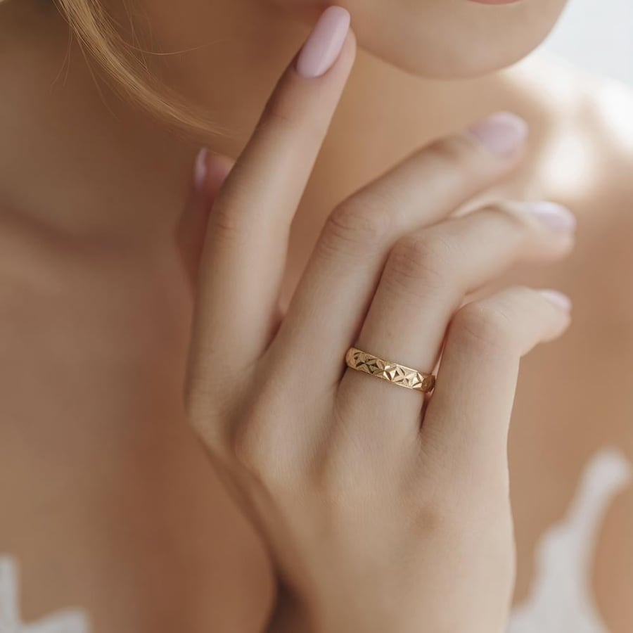 دبلة ذهب عيار 21 وزن 0.96 جم تصميم يلفت أنظار الحضور