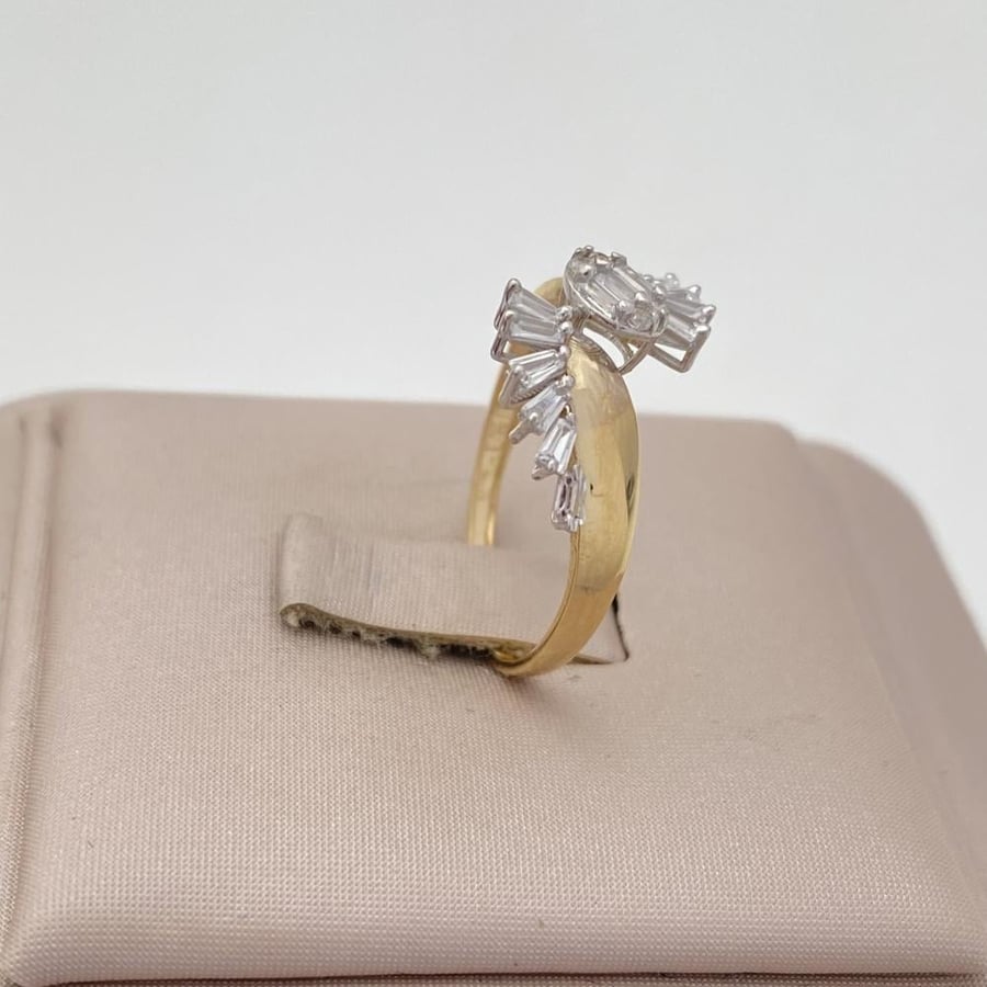 18-karat gold ring, weighing 1.56 grams