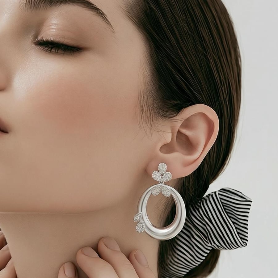 18-karat gold earrings, weighing 6.62 grams