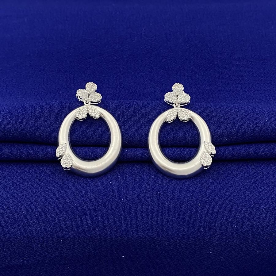 18-karat gold earrings, weighing 6.62 grams