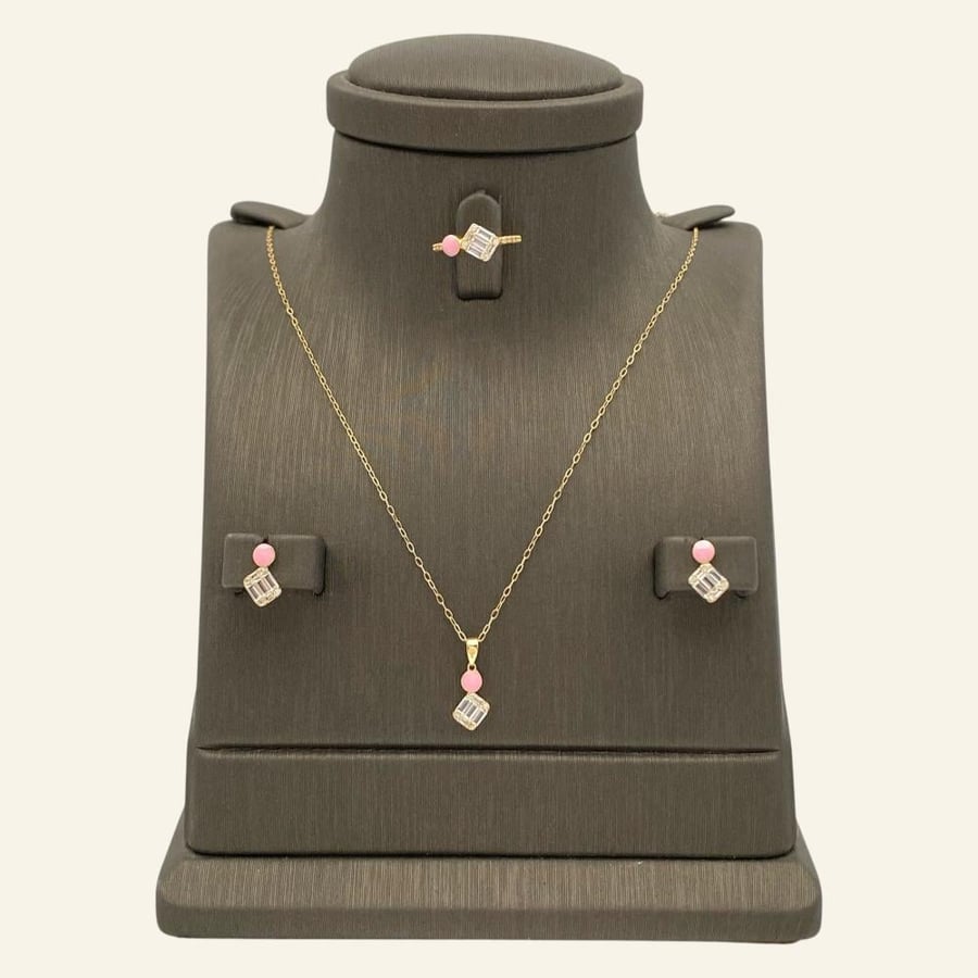 Half a set of children's gold jewelry, 18 karat, weighing 2.94 grams