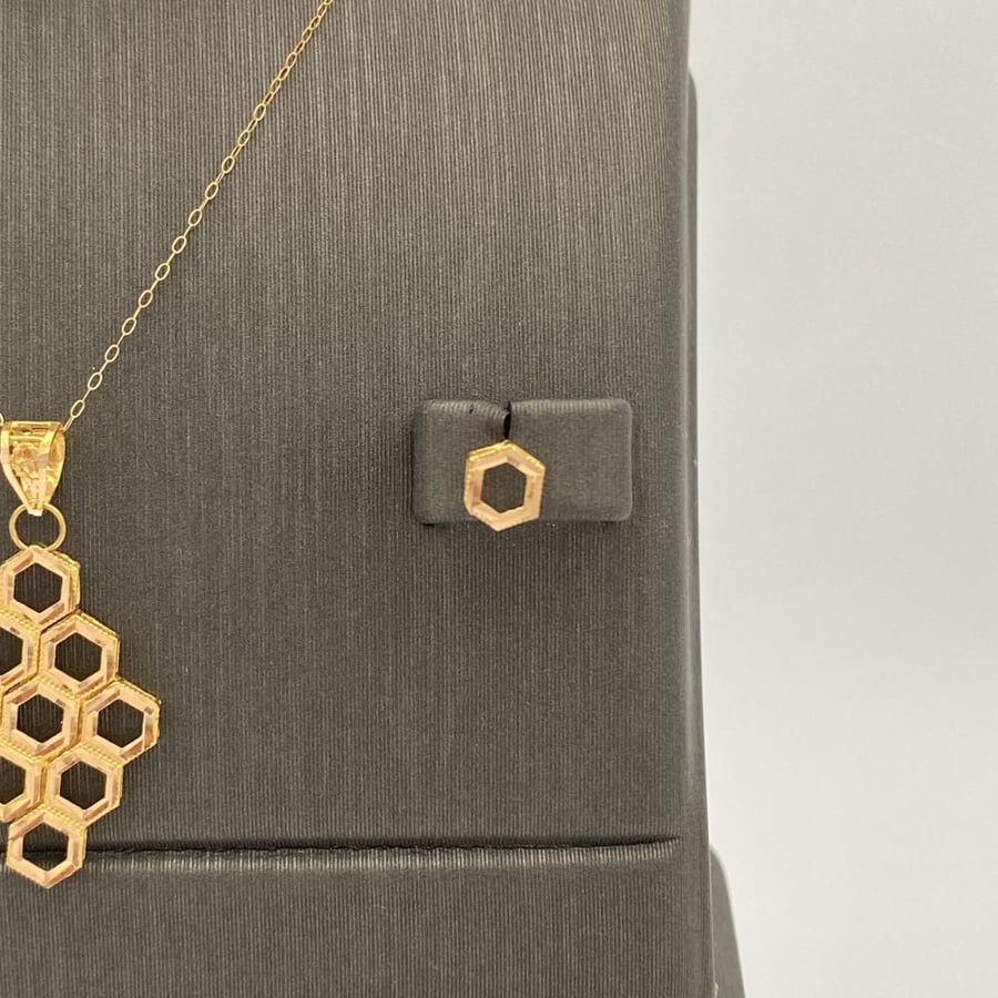 Half a set of 21-karat gold weighing 4.77 grams