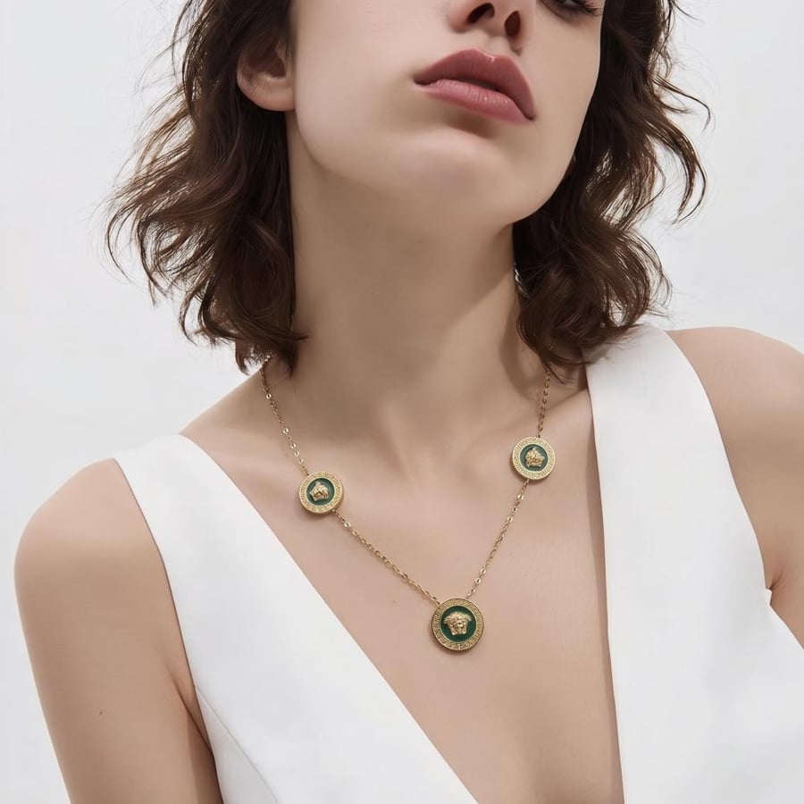 18-karat gold necklace, weighing 2.01 grams