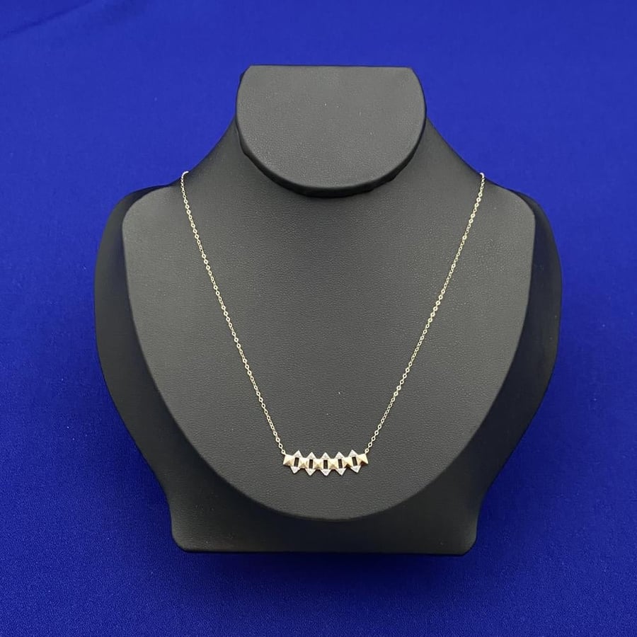 18-karat gold necklace, weighing 1.26 grams