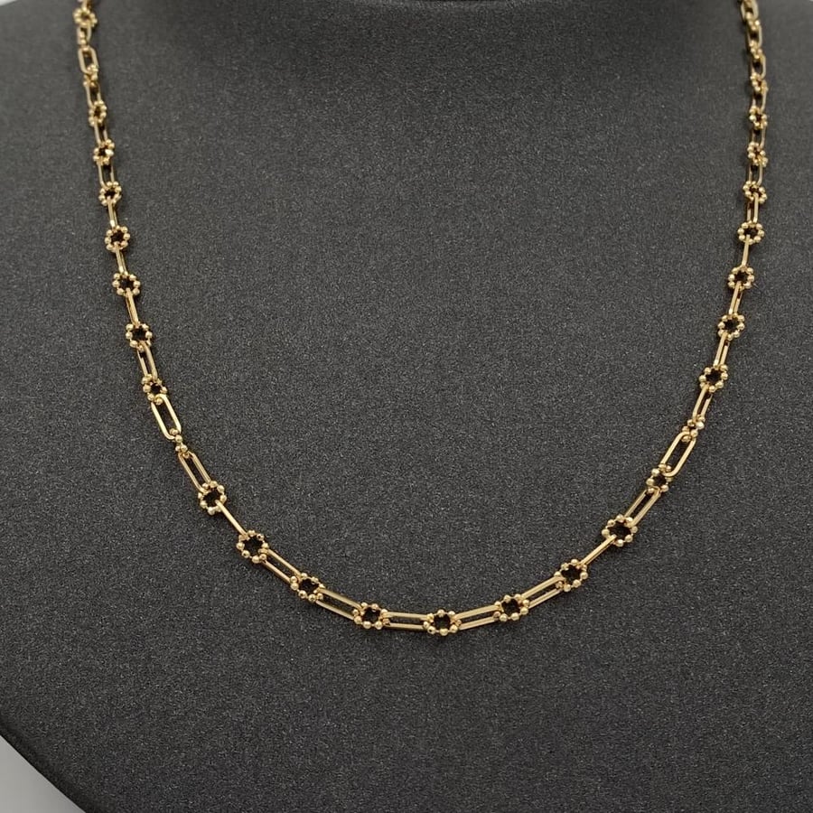 18-karat gold necklace and bracelet, weighing 8.59 grams