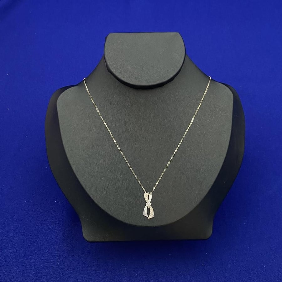18-karat gold necklace, weighing 0.86 grams