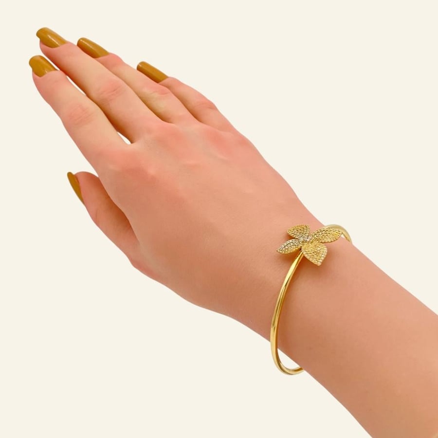 18k gold Paxal bracelet weighing 7.55 grams, set with crystal studs