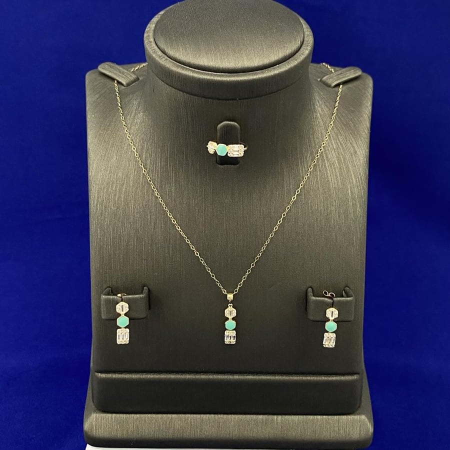 Half a set of children's gold jewelry, 18 karat, weighing 3.45 grams