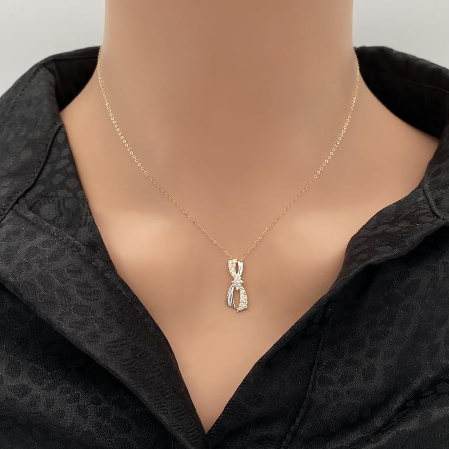 18-karat gold necklace, weighing 0.86 grams