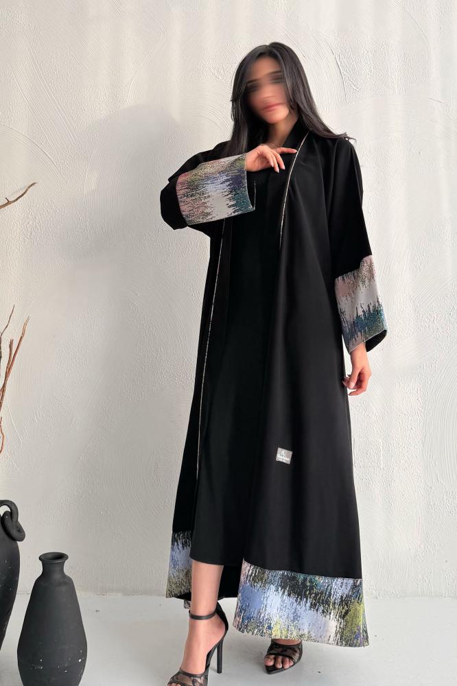 صورة عباية كريب إندونيسي بنص كلوش وتفاصيل جاكار فاخرة أناقة ناعمة بلمسة ملكية