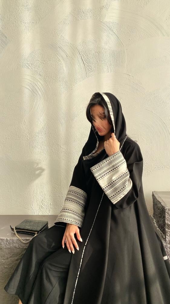 صورة عباية كتان بأكمام جاكار بقصة دبل كلوش مع إمكانية التعديل على القصه