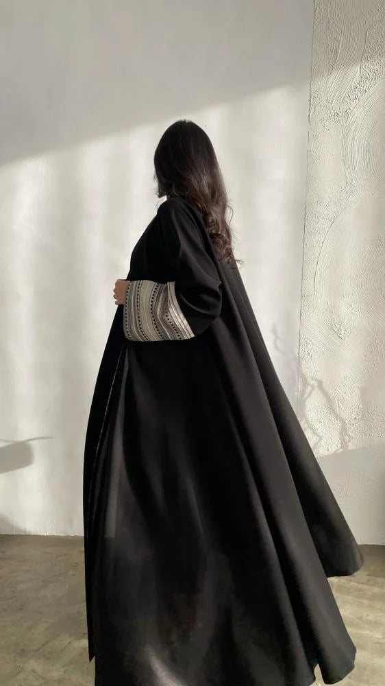 Linen abaya with jacquard sleeves, double flared design, with the possibility of adjusting the design