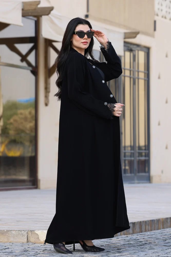 عباية بليزر دانتيل بالأبيض والأسود مع زينة فضية