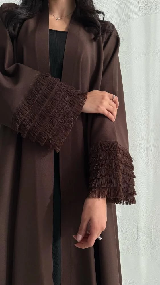 صورة عباية كتان دبل كلوش باللون البني فخامة التصميم وانسيابية القصة