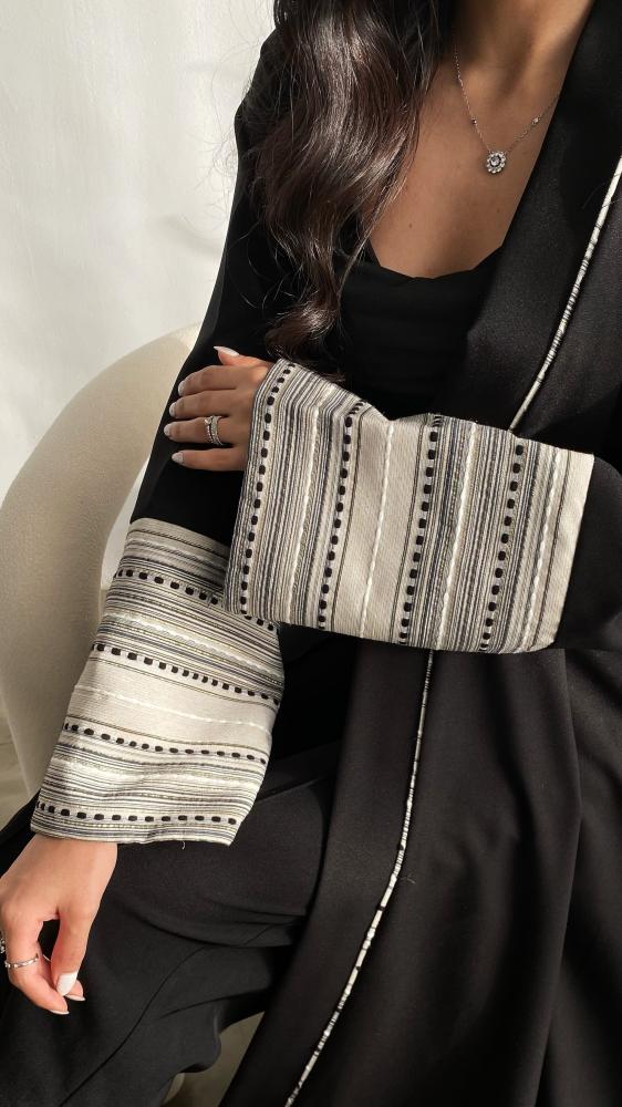 Linen abaya with jacquard sleeves, double flared design, with the possibility of adjusting the design