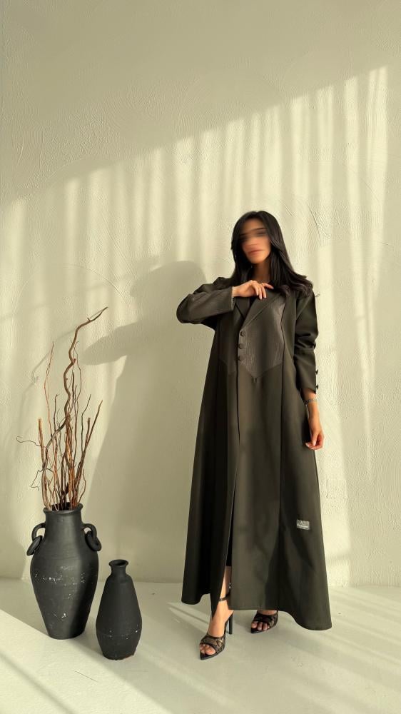عباية جاكيت بلمعة فاخرة – لون زيتي غامق بتصميم أنيق وعصر