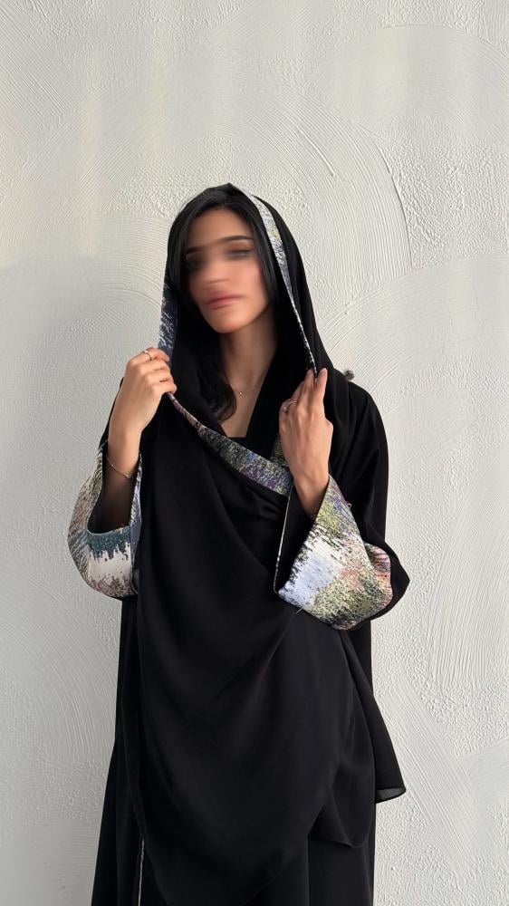 عباية كتان بنص كلوش وتفاصيل جاكار فاخرة – أناقة ناعمة بلمسة ملكية
