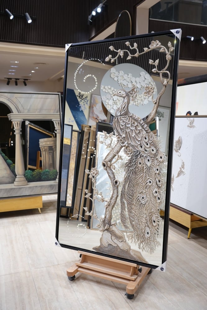 رسم طاوس علي مرايا بشكل  مميز